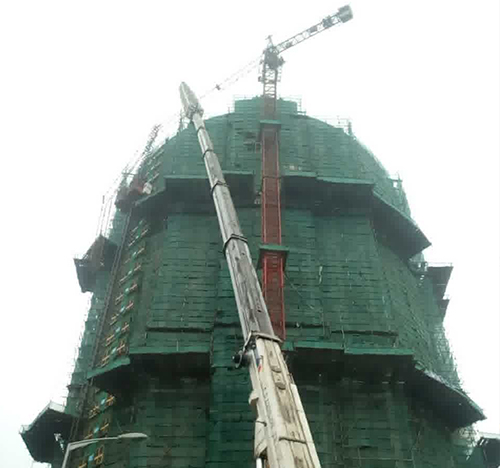 普宁吊车在工地上作业